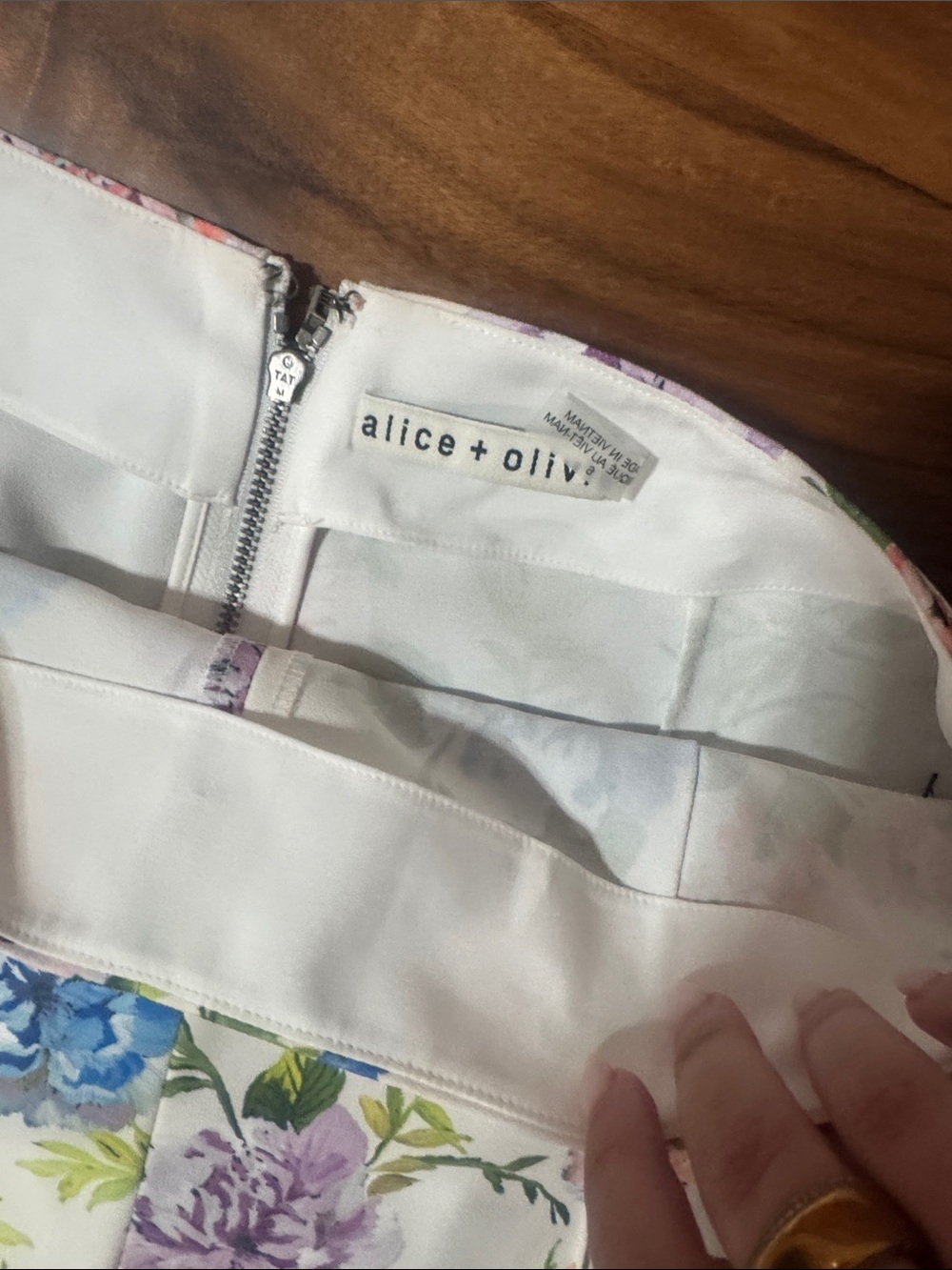 Alice + Olivia Lorinda White Wide-Leg Crop Pants with Floral Print - Picture 3 of 5